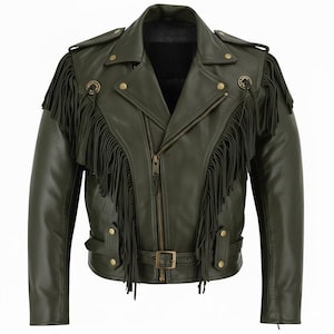 Könnte beinhalten: Olivgrüne Lederjacke mit Fransen an Schultern und Ärmeln. Sie hat einen Reißverschluss vorne, Reverskragen und einen Taillengürtel. Enthält dekorative Metallknöpfe und ein klassisches Bikerjacken-Design.