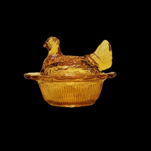 Vintage Mosser mini hen on nest with  2.5" base. Beautiful Amber translucent color.