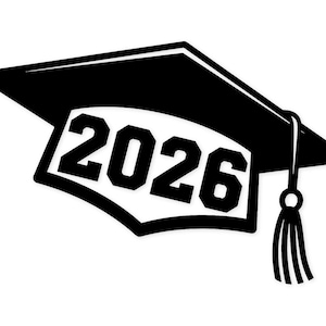 Könnte beinhalten: Schwarz-weiße Abschlusskappe mit der Jahreszahl 2026. Die Kappe hat ein quadratisches Oberteil und eine Quaste an der Seite, ideal für die Feier des Abschlussjahrgangs 2026.