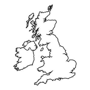 Può includere: Una mappa in bianco e nero delle Isole Britanniche, inclusa la Gran Bretagna e l'Irlanda. L'immagine mostra i contorni geografici delle isole su sfondo bianco, in uno stile minimalista.