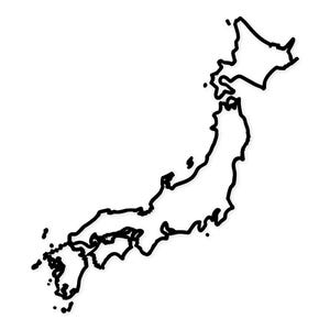 Może przedstawiać: Czarny kontur kraju Japonii na białym tle. Mapa przedstawia wyspy Japonii, w tym Hokkaido, Honsiu, Sikoku i Kiusiu, z ich charakterystycznymi kształtami i liniami brzegowymi.