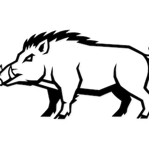 Puede incluir: Ilustración en blanco y negro de un jabalí de perfil. El jabalí tiene colmillos afilados, una melena erizada y una cola enroscada. Adecuado para logotipos o emblemas.