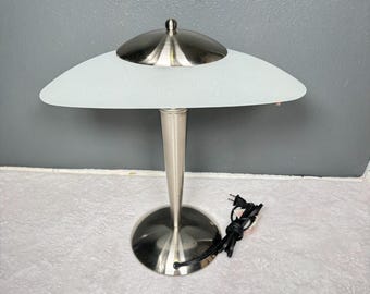 Lámpara de mesa táctil VTG Chrome UFO con pantalla de cristal esmerilado curvada plateada, estilo MCM.
