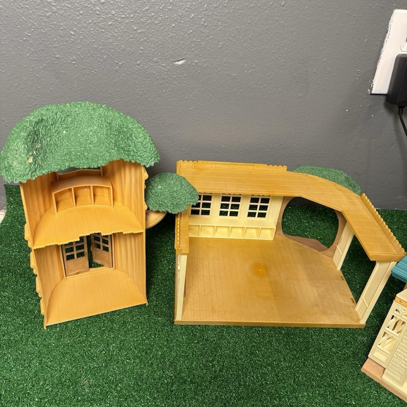 Sylvanian Families Calico Critters Country Tree School Playset W/ Grocery Market image 3