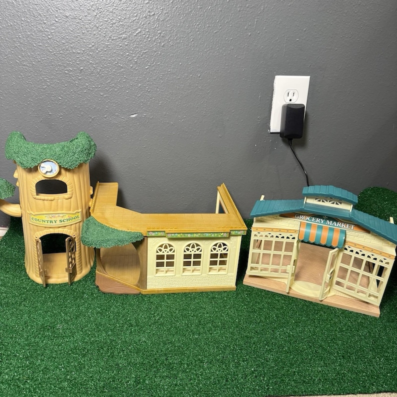 Sylvanian Families Calico Critters Country Tree School Playset W/ Grocery Market image 1