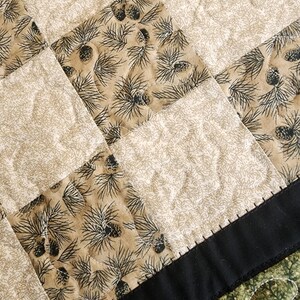 Rustic Pinecone Patchwork Table Topper • Cabin Decor • Handmade Cotton Quilt • 20" Square Bild 4