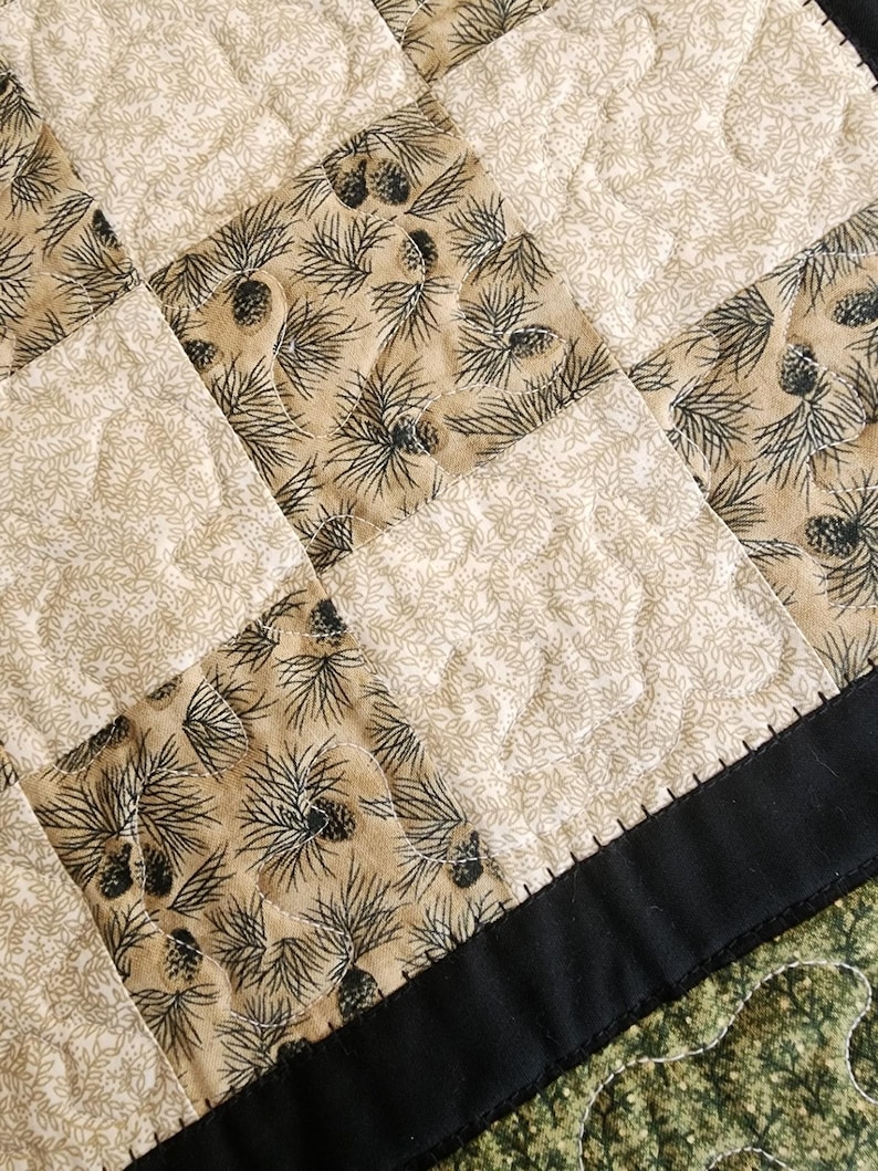 Rustic Pinecone Patchwork Table Topper • Cabin Decor • Handmade Cotton Quilt • 20" Square Bild 4