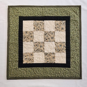 K&ouml;nnte beinhalten: Rustikales Holzschild mit dem Text "Welcome to our home" in wei&szlig;er Schrift. Das Schild hat eine Used-Optik und ein schlichtes, einladendes Design, ideal f&uuml;r die Dekoration der Haust&uuml;r.