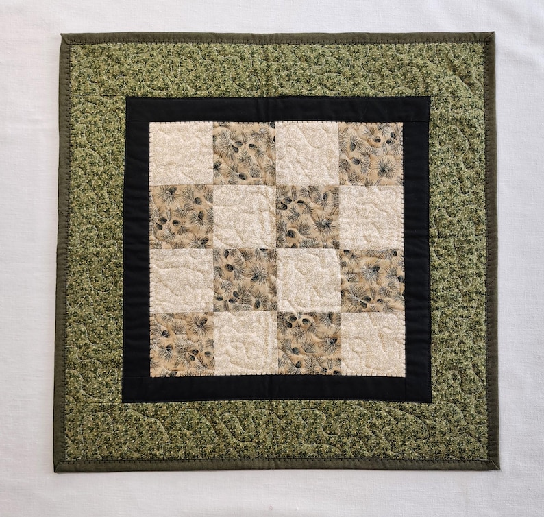 K&ouml;nnte beinhalten: Rustikales Holzschild mit dem Text "Welcome to our home" in wei&szlig;er Schrift. Das Schild hat eine Used-Optik und ein schlichtes, einladendes Design, ideal f&uuml;r die Dekoration der Haust&uuml;r.