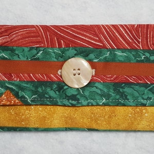 Quilted soft 100% cotton fabric glass case or eyewear pouch. Great for sunglasses too. Has button closure, green, gold and yellow fabric