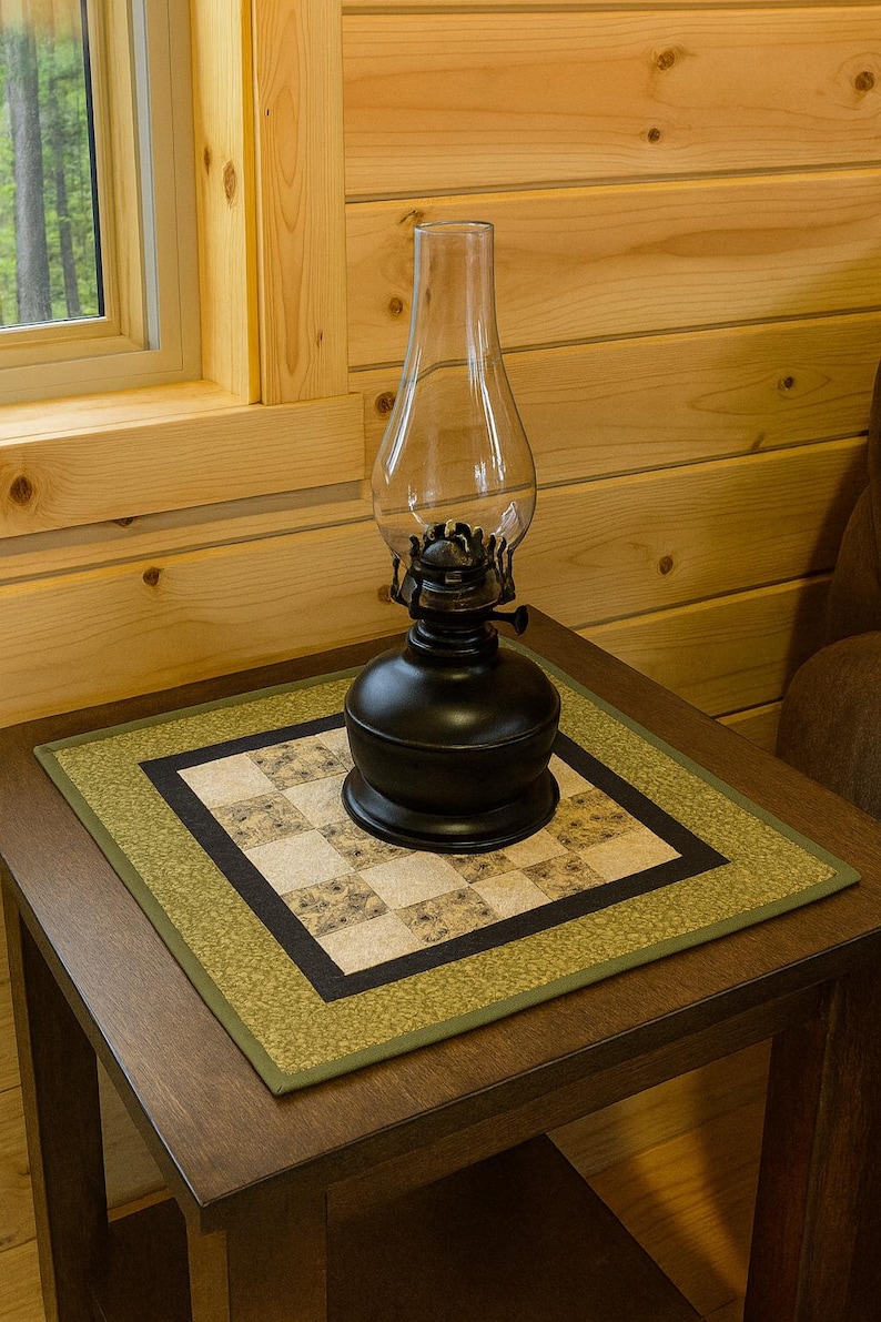 Rustic Pinecone Patchwork Table Topper • Cabin Decor • Handmade Cotton Quilt • 20" Square Bild 1