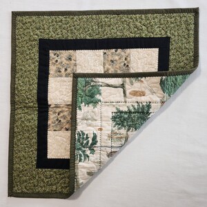 Rustic Pinecone Patchwork Table Topper • Cabin Decor • Handmade Cotton Quilt • 20" Square Bild 6