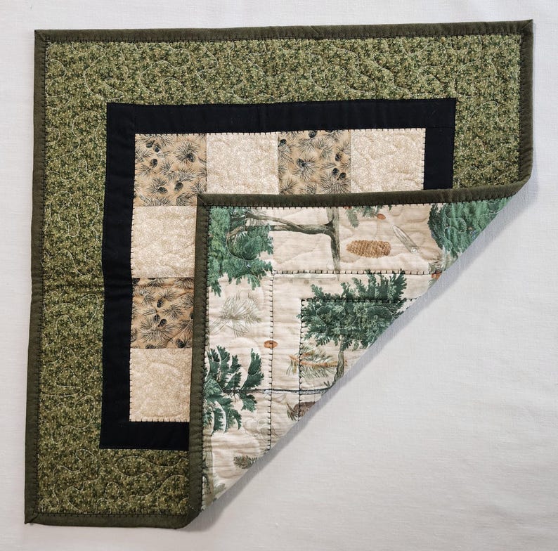 Rustic Pinecone Patchwork Table Topper • Cabin Decor • Handmade Cotton Quilt • 20" Square Bild 6