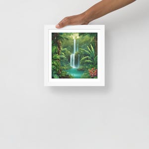 Póster Ecos en los Pinos / Paisaje de Cascada Serena / Decoración de Pared con un Bosque Tranquilo