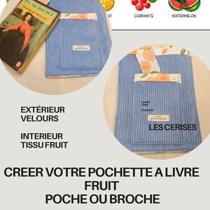 Peut inclure: Une pochette à livre en velours côtelé bleu avec une doublure en tissu à motifs de fruits. La pochette possède une poche avant et une étiquette portant l'inscription LES CERISES. Le livre Madame Bovary de Flaubert est posé à côté. Texte inclus.
