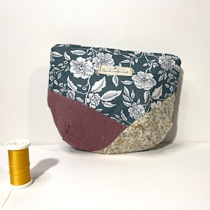 Pochette patchwork fleurie, trousse maquillage artisanale, pochette zippée femme, trousse florale fait main, cadeau femme