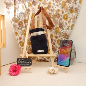 Pouch/bag for iPhone smartphone (6 inches) in terry and floral fabric and with a removable faux leather strap.