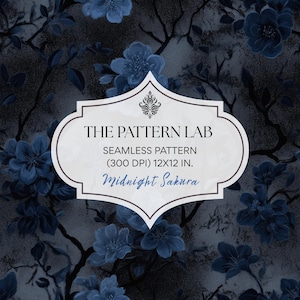 以下が含まれることがあります： 暗い青色の花柄と枝がテクスチャード加工された背景に配置されたシームレスパターンデザイン。「THE PATTERN LAB」と「Midnight Sakura」の文字が含まれています。 パターンは30.48 x 30.48 cmです。