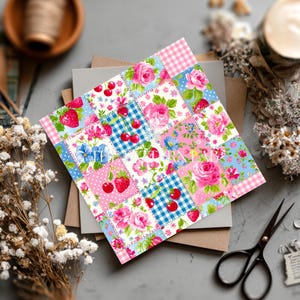 Wzór patchworku truskawkowego bez szwu – różowo-niebieski wzór tkaniny Cottagecore – kwiatowy materiał (pobranie cyfrowe) zdjęcie 6