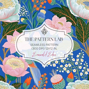 Puede incluir: Un diseño de patrón sin costuras con peonías rosas y blancas, capullos naranjas y hojas verdes sobre un fondo azul vibrante. Una etiqueta blanca central muestra el texto THE PATTERN LAB, SEAMLESS PATTERN (300 DPI) 30,48X30,48 CM y Emerald Eden.