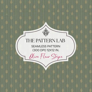 Può includere: Un motivo digitale senza cuciture con sfondo verde oliva, righe verticali e motivi fleur-de-lis dorati ripetuti. Un'etichetta bianca centrale mostra il testo: THE PATTERN LAB, SEAMLESS PATTERN (300 DPI) 30,48X30,48 CM, Olive Fleur Stripe.