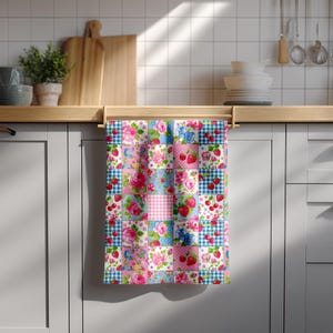 Wzór patchworku truskawkowego bez szwu – różowo-niebieski wzór tkaniny Cottagecore – kwiatowy materiał (pobranie cyfrowe) zdjęcie 5