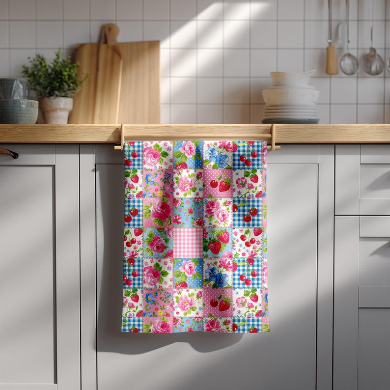 Wzór patchworku truskawkowego bez szwu – różowo-niebieski wzór tkaniny Cottagecore – kwiatowy materiał (pobranie cyfrowe) zdjęcie 5