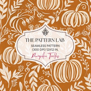 Op de afbeelding: Een naadloos patroon met witte lijntekeningen van pompoenen en botanische ranken op een gebrande oranje achtergrond. Een centraal wit label toont de tekst: THE PATTERN LAB, SEAMLESS PATTERN, (300 DPI) 12X12 IN., Pumpkin Trellis.
