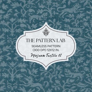 Pode incluir: Um fundo de tecido azul-petróleo com um padrão repetitivo de estilo damasco de leões e folhagens estilizados. Uma etiqueta branca central exibe o texto: THE PATTERN LAB, SEAMLESS PATTERN (300 DPI) 30,48X30,48 CM, e Museum Textile 01.