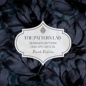 Op de afbeelding: Een naadloos patroon met donkerblauwe dahlia bloemen. De afbeelding bevat een wit label met de tekst "THE PATTERN LAB" en "Black Dahlia". Het patroon is 30,48 x 30,48 cm.