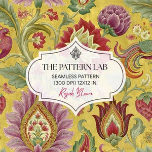 Op de afbeelding: Een naadloos patroon genaamd Rajah Bloom van The Pattern Lab, met een mosterdgele achtergrond en ingewikkelde bloemen- en vogelmotieven in magenta, dieprood en saliegroen. De tekst luidt: THE PATTERN LAB, SEAMLESS PATTERN (300 DPI) 30,48X30,48 CM, Rajah Bloom.