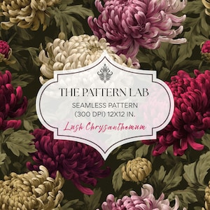 Könnte beinhalten: Ein nahtloses Blumenmuster mit üppigen Chrysanthemen in Burgunder-, Creme- und Gelbtönen auf einem dunkelgrünen Hintergrund. Das Design enthält den Text "THE PATTERN LAB" und "Lush Chrysanthemum". Das Muster ist 30,48 x 30,48 cm groß.