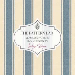 Puede incluir: Un patrón sin costuras con rayas verticales azul índigo sobre un fondo crema. Una etiqueta blanca central muestra el texto: THE PATTERN LAB, SEAMLESS PATTERN (300 DPI) 12x12 in. e Indigo Stripe en una fuente de escritura decorativa.