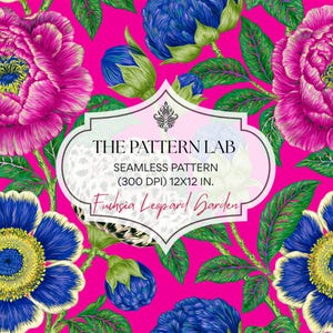 Könnte beinhalten: Ein nahtloses Muster mit leuchtend fuchsiafarbenem Hintergrund, großen blauen und rosa Blumen, grünen Blättern und Leopardenmuster-Akzenten. Ein weißes Etikett in der Mitte zeigt den Text: THE PATTERN LAB SEAMLESS PATTERN (300 DPI) 30,48X30,48 CM. Fuchsia Leopard Garden.