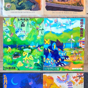 Puede incluir: Un conjunto de seis carteles de viaje ilustrados y coloridos. Los carteles presentan varios paisajes y personajes, con texto como "Pinwheel Forest", "Lumiose City" y texto japonés. Los carteles son vibrantes y detallados.