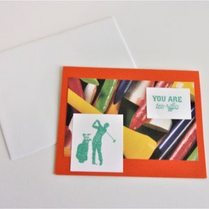 Tarjeta golfista del Día del Padre, tee de golf impresión de colores primarios, tarjeta de papá única estampada a mano, tarjeta naranja con golfista verde, tarjeta de padre del niño