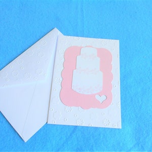 Tarjeta de pastel de boda troquelado, flores blancas en relieve con estampado a mano, compromiso, ducha nupcial, o tarjeta de boda, tarjeta de novia y novio hechos a mano