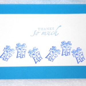 Aanwezig Dank u opmerking, met de hand gestempelde rij geschenken, koninklijke blauw en wit, leeg binnen met ruimte voor een persoonlijke noot, handgemaakte dank u