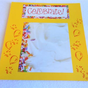 Página de scrapbook de celebración, 8 x 8 plantilla scrapbook premade, cumpleaños tema, mano estampado, globos y confeti, rainbow asperja