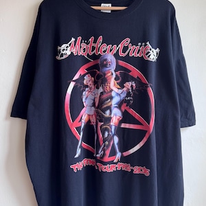 以下が含まれることがあります： Mötley Crüeのバンドグラフィックがプリントされた黒の半袖Tシャツ。赤い五芒星、ナース服を着た2人の人物、中央のクリーチャーが描かれています。テキストには「Mötley Crüe」および「The Final Tour 1981-2015」と記されています。
