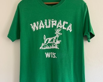 Waupaca Wisconsin Deer graphic T-shirt Kelly Green Maat Small