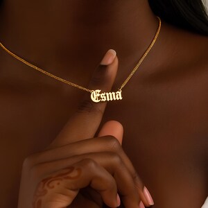 18K Personalisierte Namenskette Benutzerdefinierte Edelstahl Gold Namensschmuck für Frauen und Männer - Eleganter Buchstabe Anhänger Geschenk für die Lieben