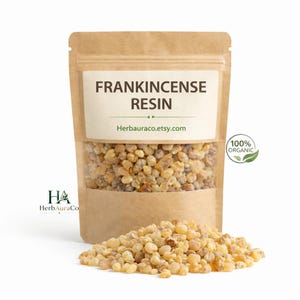 Puede incluir: Una bolsa de papel kraft llena de resina de incienso, con un montón de resina delante. La bolsa tiene una etiqueta que dice "FRANKINCENSE RESIN" y "Herbauraco.etsy.com". Un adhesivo "100% ORGANIC" está a la derecha.