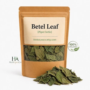 Könnte beinhalten: Ein brauner Kraftpapierbeutel mit getrockneten grünen Betelblättern. Das Etikett trägt die Aufschrift Betel Leaf [Piper betle] und herbauraco.etsy.com. Ein kleiner Haufen der getrockneten Blätter liegt davor, neben einem 100% organic Logo.