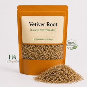 Pode incluir: Um saco de papel castanho com uma janela transparente, cheio de raiz de vetiver seca. A etiqueta diz "Vetiver Root [Coleus vettiveroides]" e "Herbauraco.etsy.com". Uma pequena pilha de raiz de vetiver está em frente ao saco. O saco também tem um rótulo "100% ORGANIC".