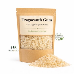 Peut inclure: Un sac en papier kraft contenant de la gomme adragante (Astragalus gummifer) avec une fenêtre transparente, montrant le produit. Un petit tas de gomme est devant le sac. Le texte "100% Organic" et l'adresse Etsy de la boutique sont visibles.