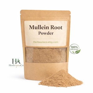 Puede incluir: Un letrero de madera hecho a mano con el texto "Welcome to our home" en un estilo manuscrito. El letrero está pintado de blanco con letras negras y un acabado envejecido, perfecto para la decoración de granja.