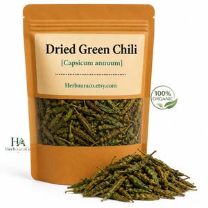 Pode incluir: Uma embalagem castanha contendo malaguetas verdes secas. O rótulo diz Dried Green Chili, Capsicum annuum e Herbauraco.etsy.com. Um logótipo circular 100% Organic é visível. Um monte de malaguetas verdes secas encontra-se à frente.