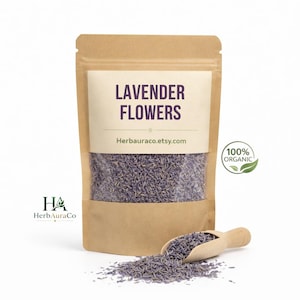 Può includere: Un sacchetto di carta marrone pieno di fiori di lavanda essiccati. La borsa ha un'etichetta bianca con la scritta "LAVENDER FLOWERS" e "Herbauraco.etsy.com". Una paletta di legno e fiori di lavanda sparsi sono davanti alla borsa. Un logo verde "100% ORGANIC" è a destra.