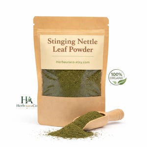 Könnte beinhalten: Ein Set aus drei Keramikbechern mit gesprenkelter, matter Oberfläche. Die Becher sind in Creme-, Hellgrau- und Dunkelgrautönen gehalten. Jeder Becher hat ein schlichtes, minimalistisches Design, ideal für Kaffee oder Tee.